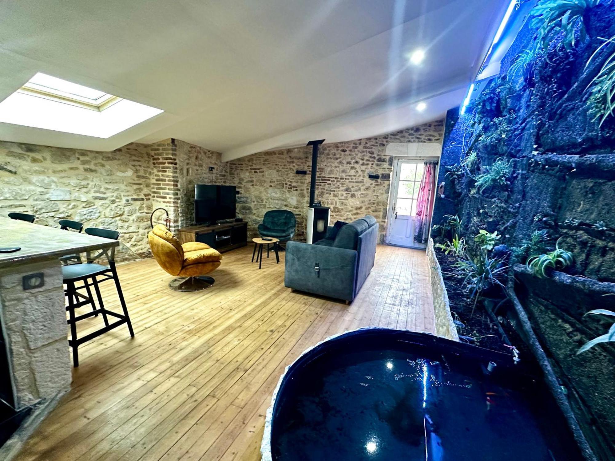 Jungle Apartment *